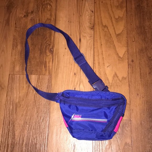 Nike Handbags - VINTAGE NIKE FANNY PACK